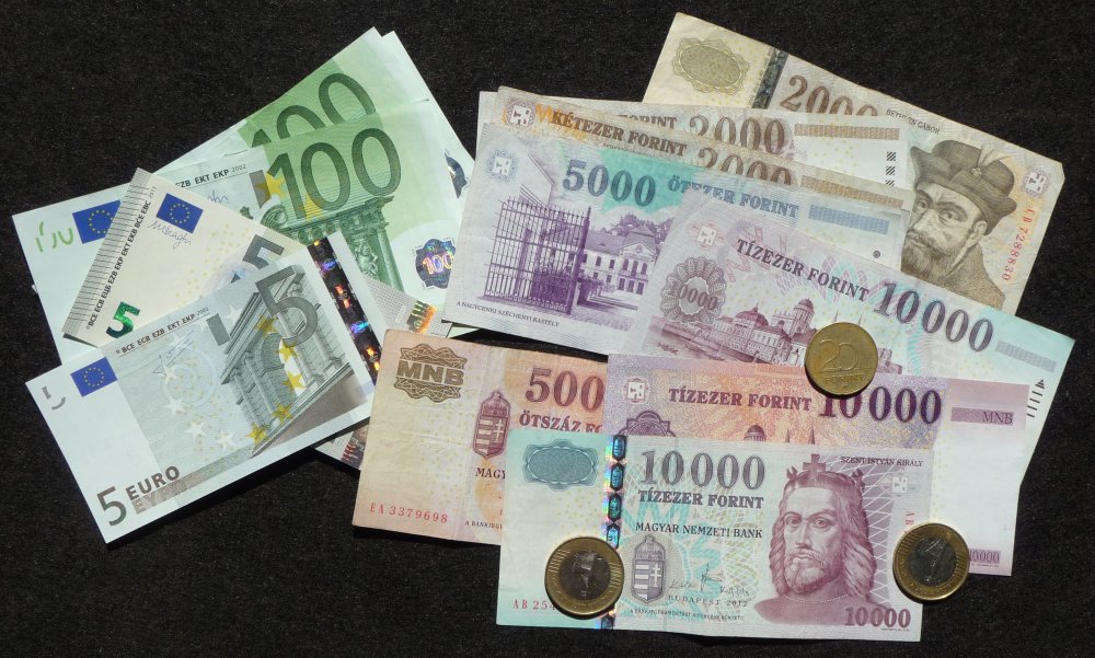 Bargeldtausch, Euro- und Forint-Banknoten