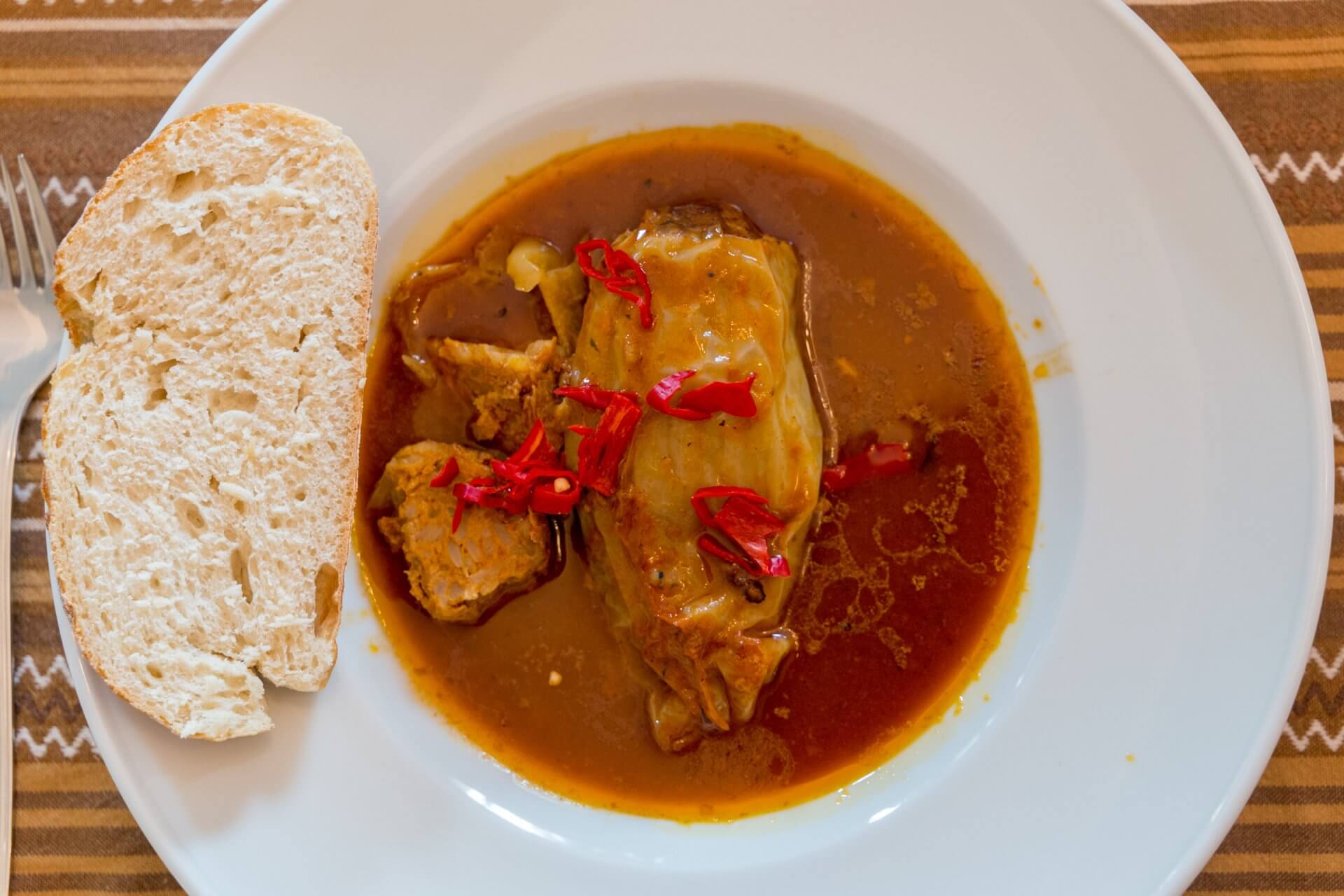 Gefüllte Paprika – ungarischer Klassiker mit Hackfleisch, Reis &amp; Tomaten
