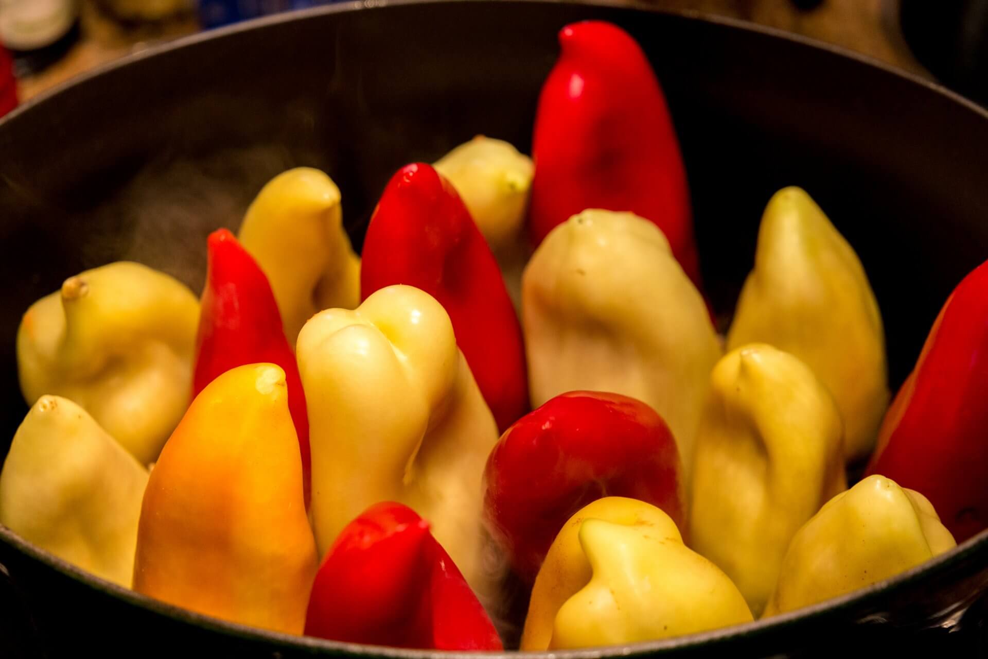 Gefüllte Paprika – ungarischer Klassiker mit Hackfleisch, Reis &amp; Tomaten