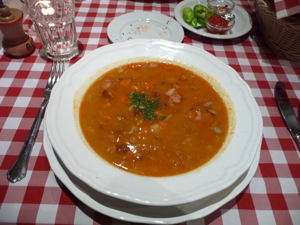 Bableves (Bohnensuppe) im Hungarikum Bisztró Budapest
