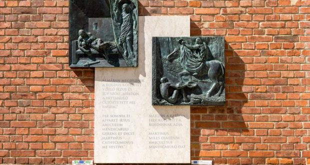 Bronzetafeln am Martineum in Szombathely