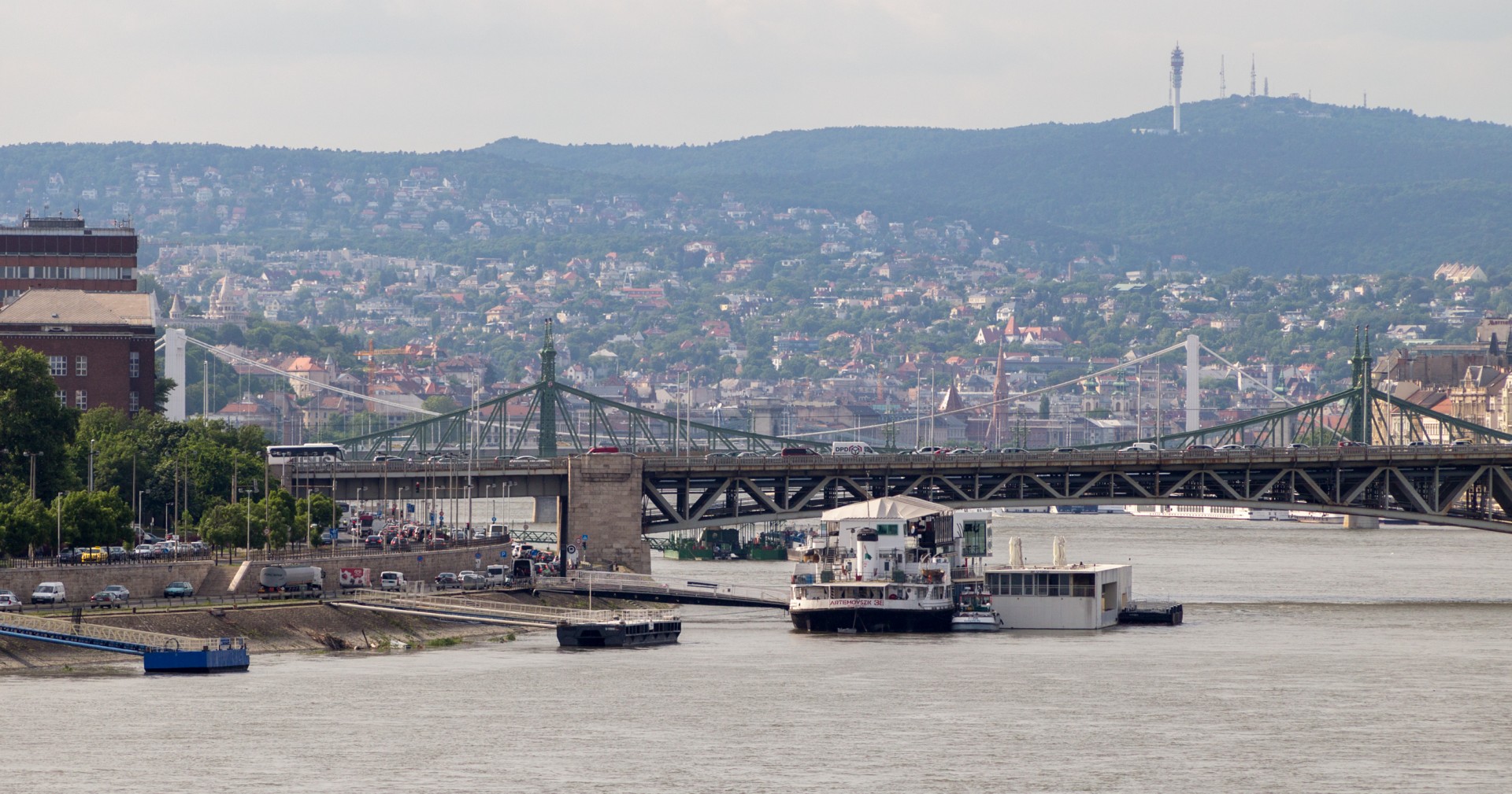 Petöfi, Szabadság und Erszebet híd von der Rakoczi hid aus gesehen