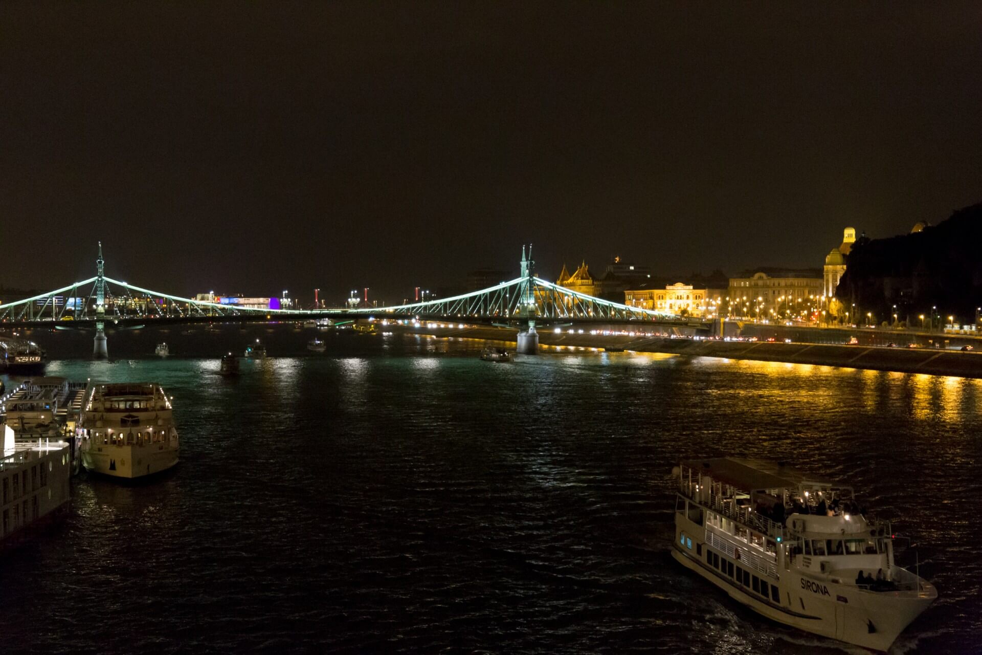 Die grüne Freiheitsbrücke des nachts
