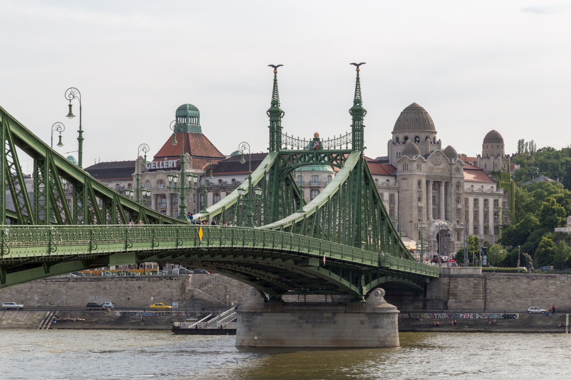 Freiheitsbrücke (Szabadság híd) und Hotel Gellért Budapest