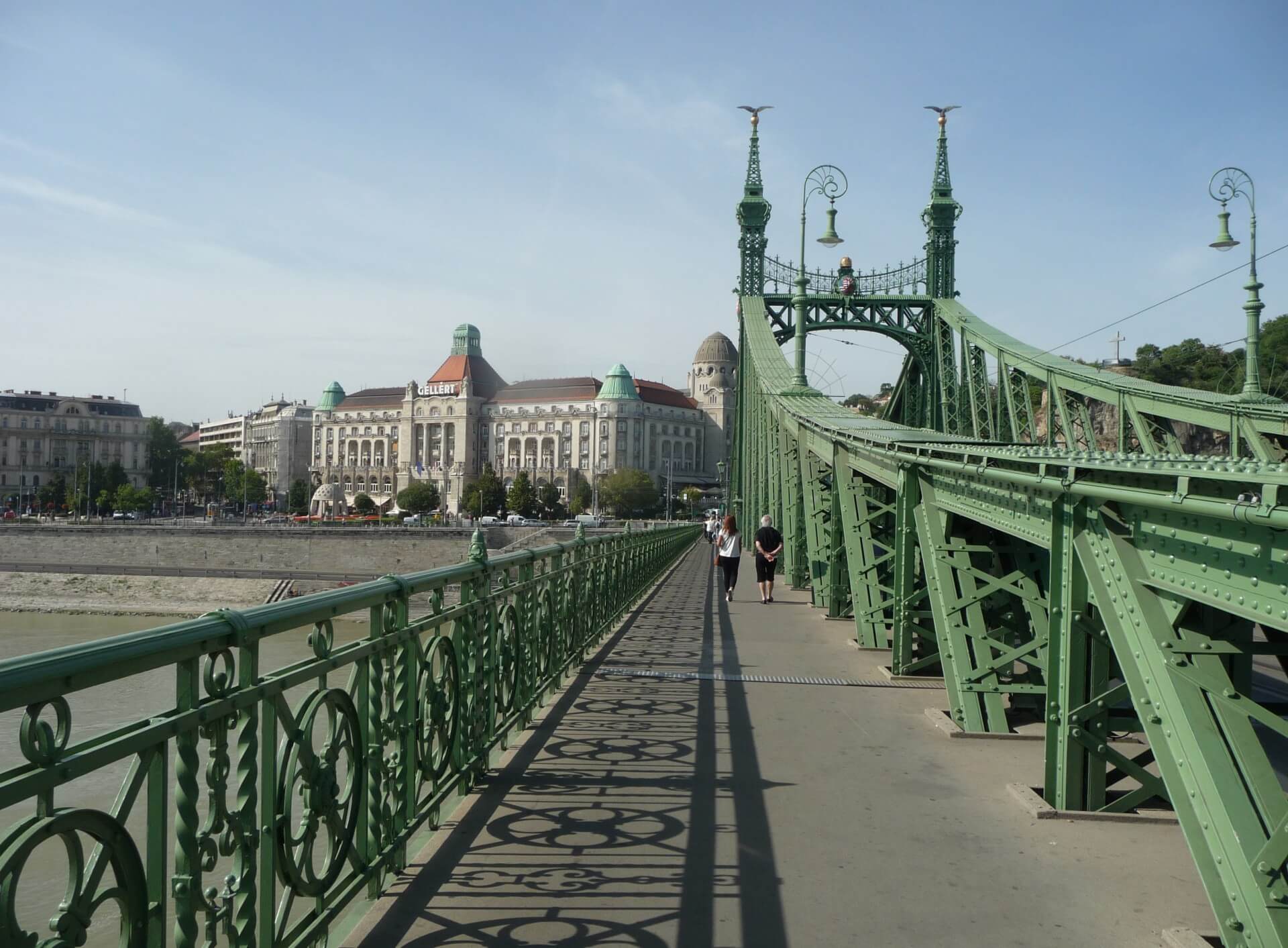 Hotel Gellért von der Freiheitsbrücke aus