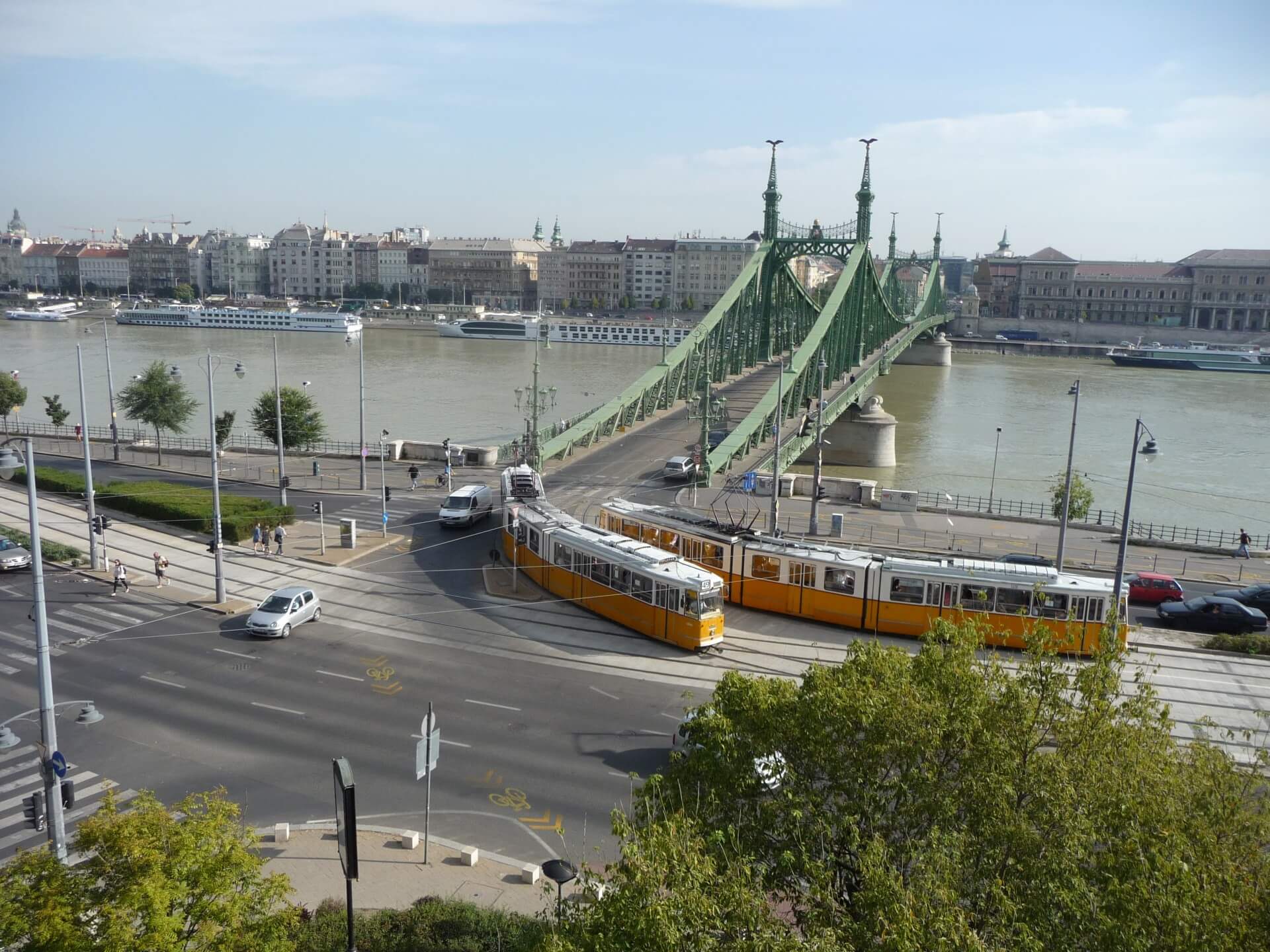 Freiheitsbrücke und Donau am Morgen vom Gellért aus gesehen