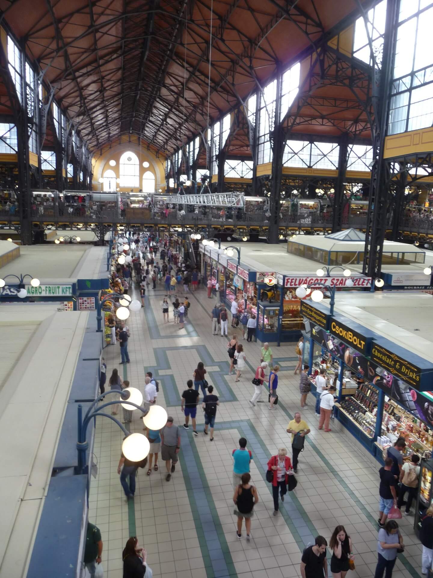 Blick längs durch die Große Markthalle Budapest