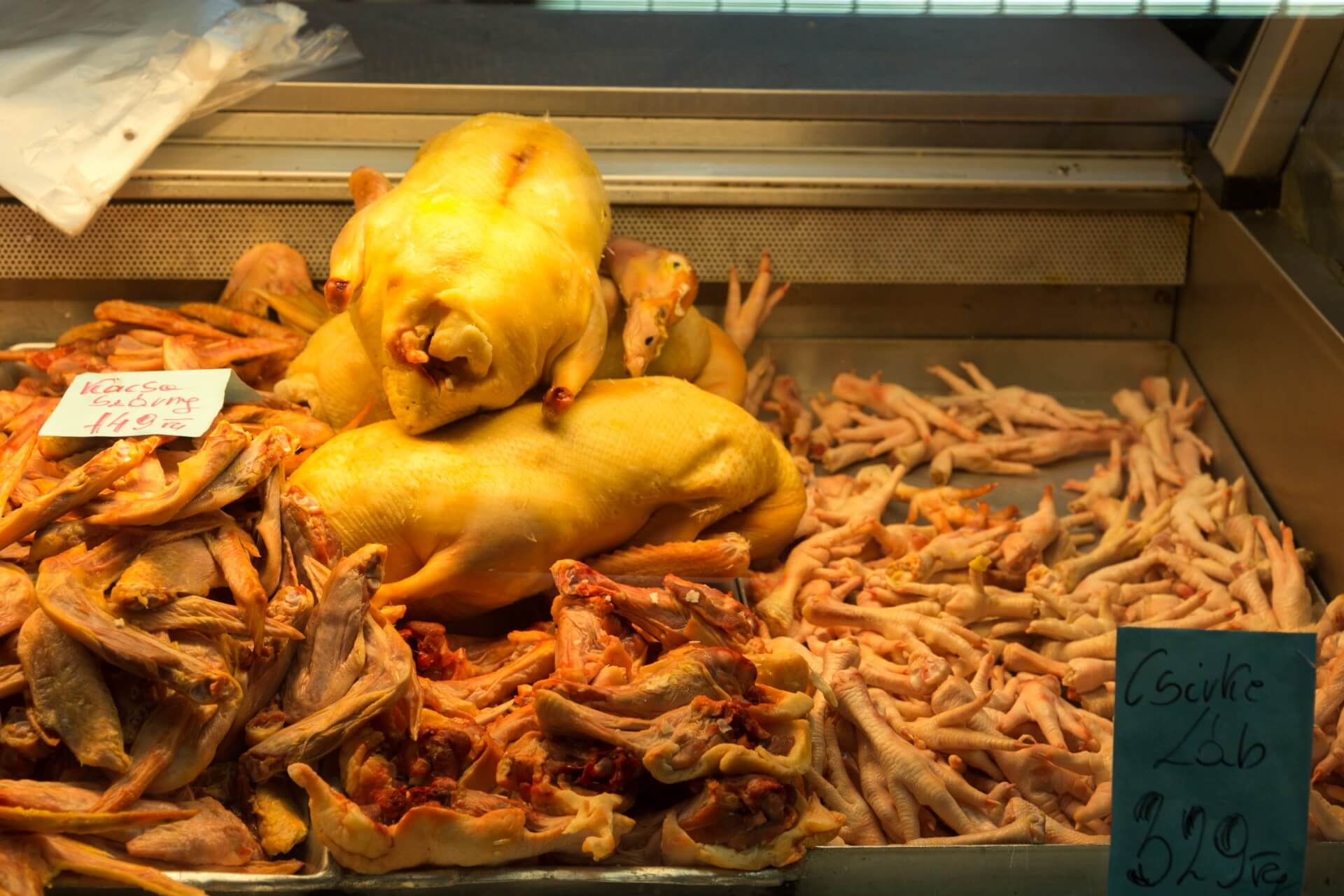 In der Markthalle Budapest gibt es auch Hühnerfüße und mehr