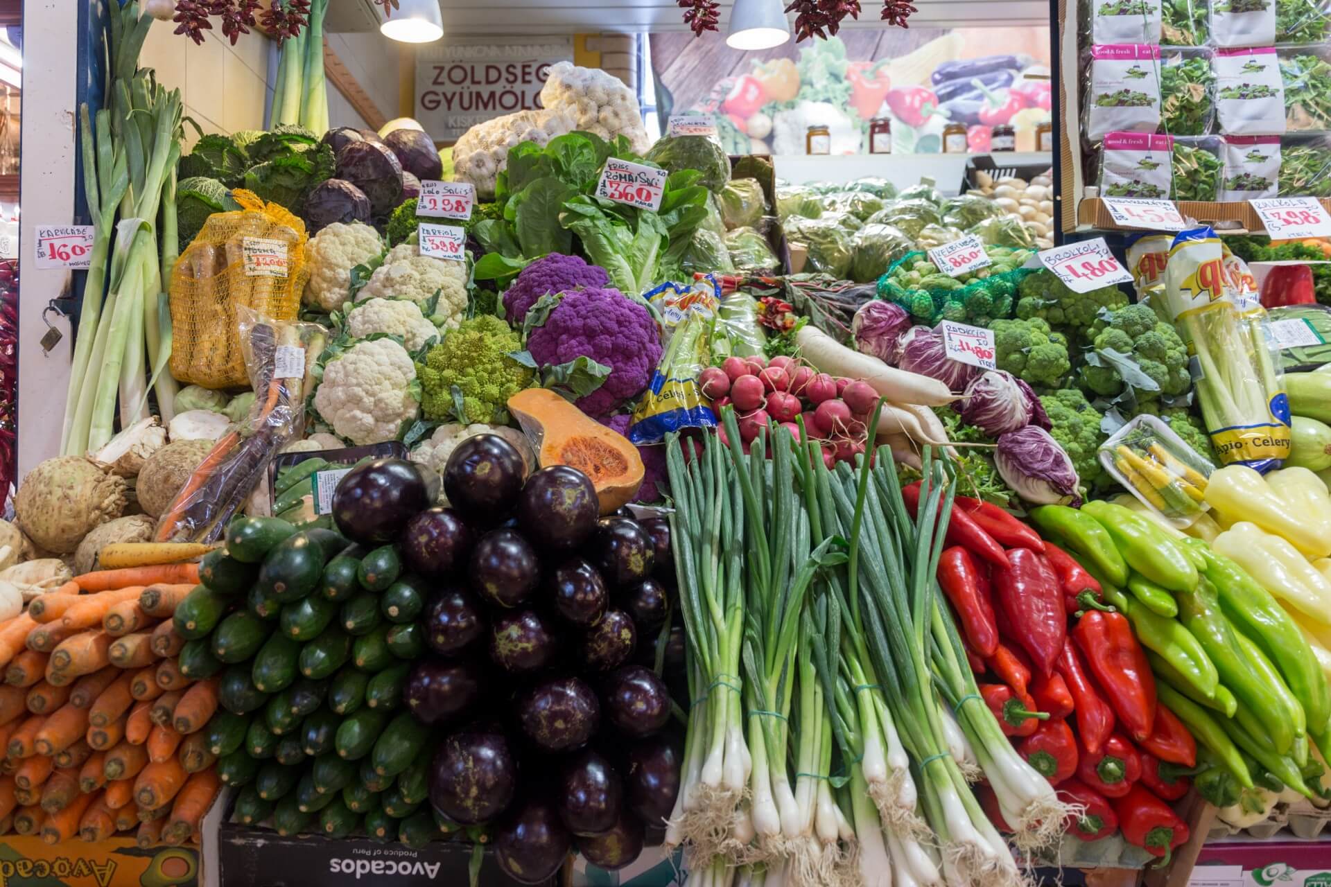 Aufgetürmtes Gemüse in der Markthalle Budapest