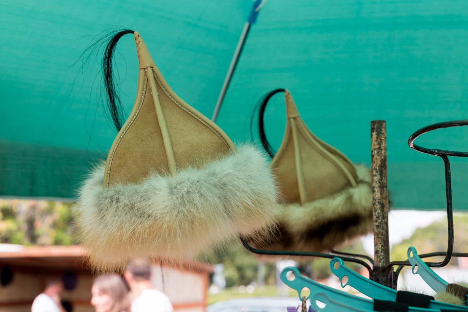 Lederhüte auf dem Brückenmarkt Hortobágy