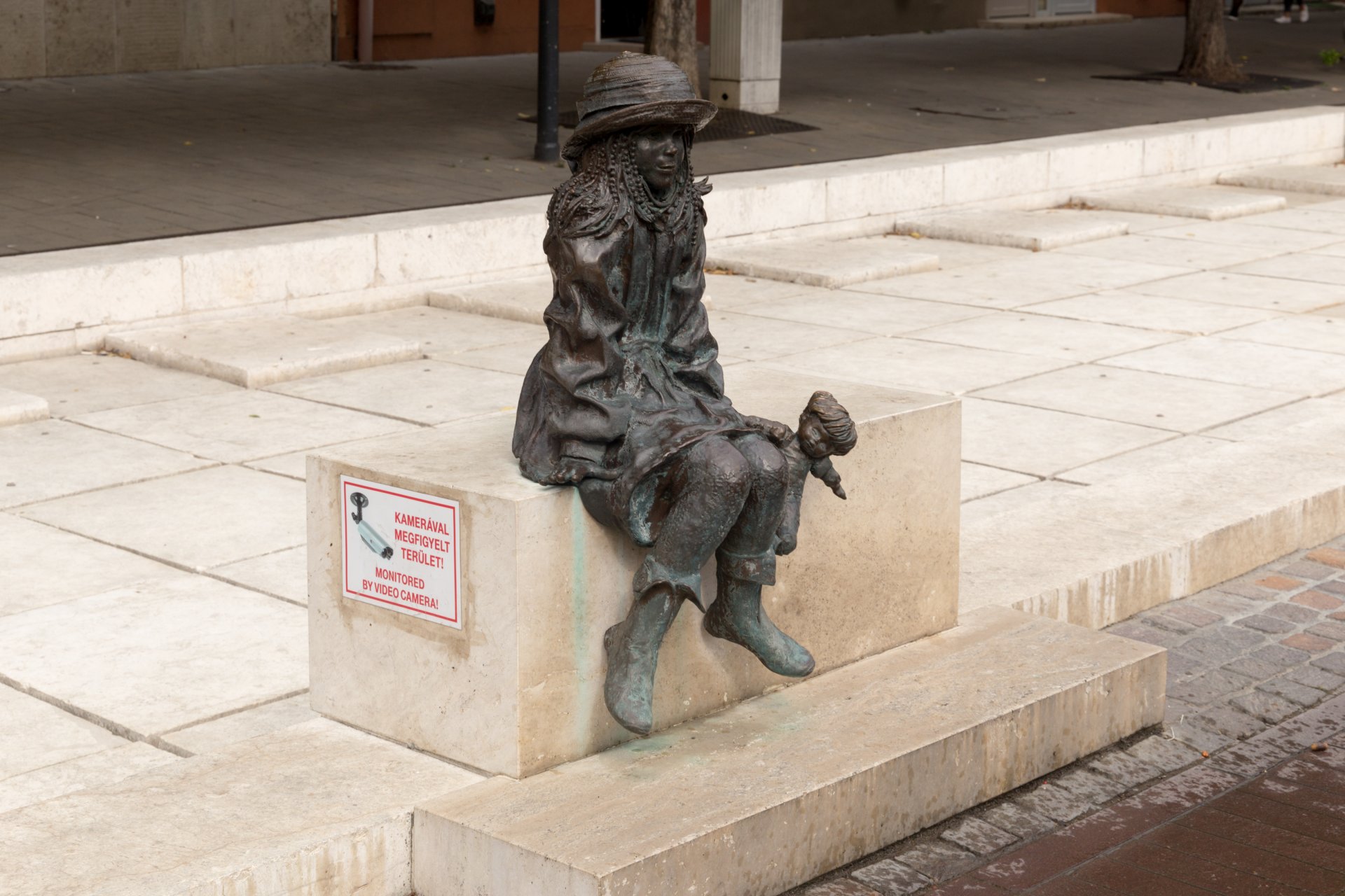 Szolnok, Skulptur wartendes Mädchen