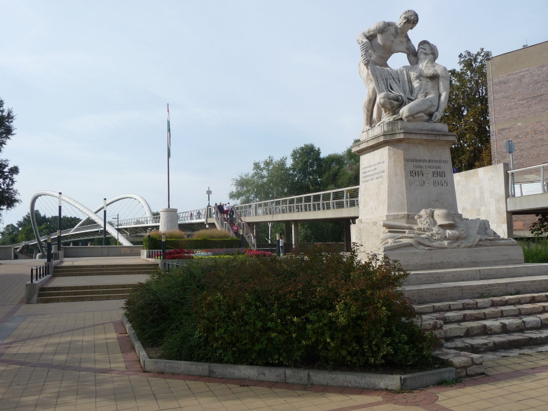Szolnok, Tiszavirág híd und Denkmal