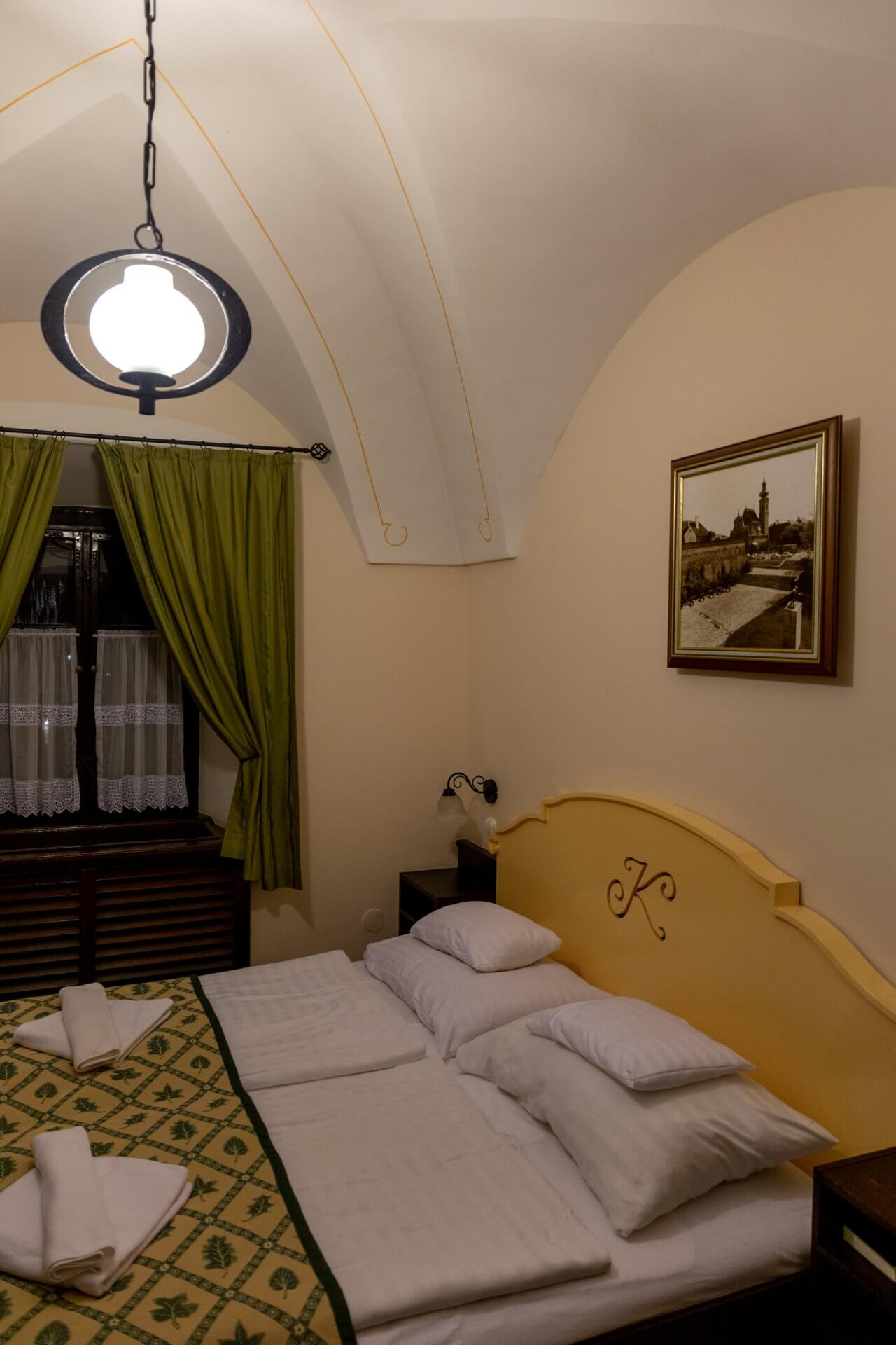 Kompakte Zimmer mit Gewölbedecke im Klastrum Győr