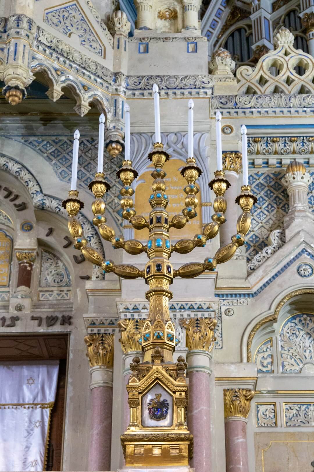 Bronzeleuchter in der neuen Synagoge in Szeged