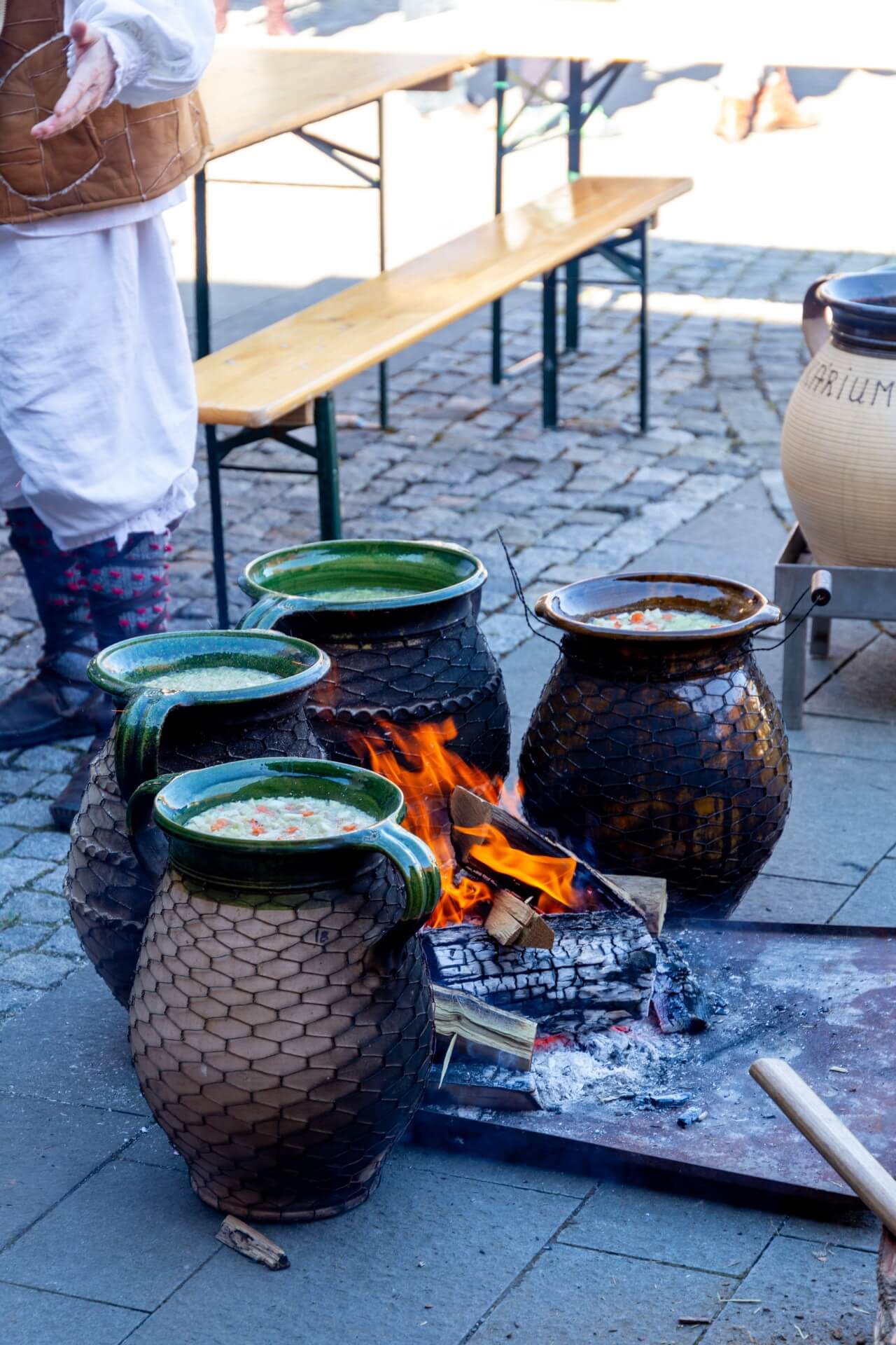 Bohnen kochen am offenen Feuer in Mohács