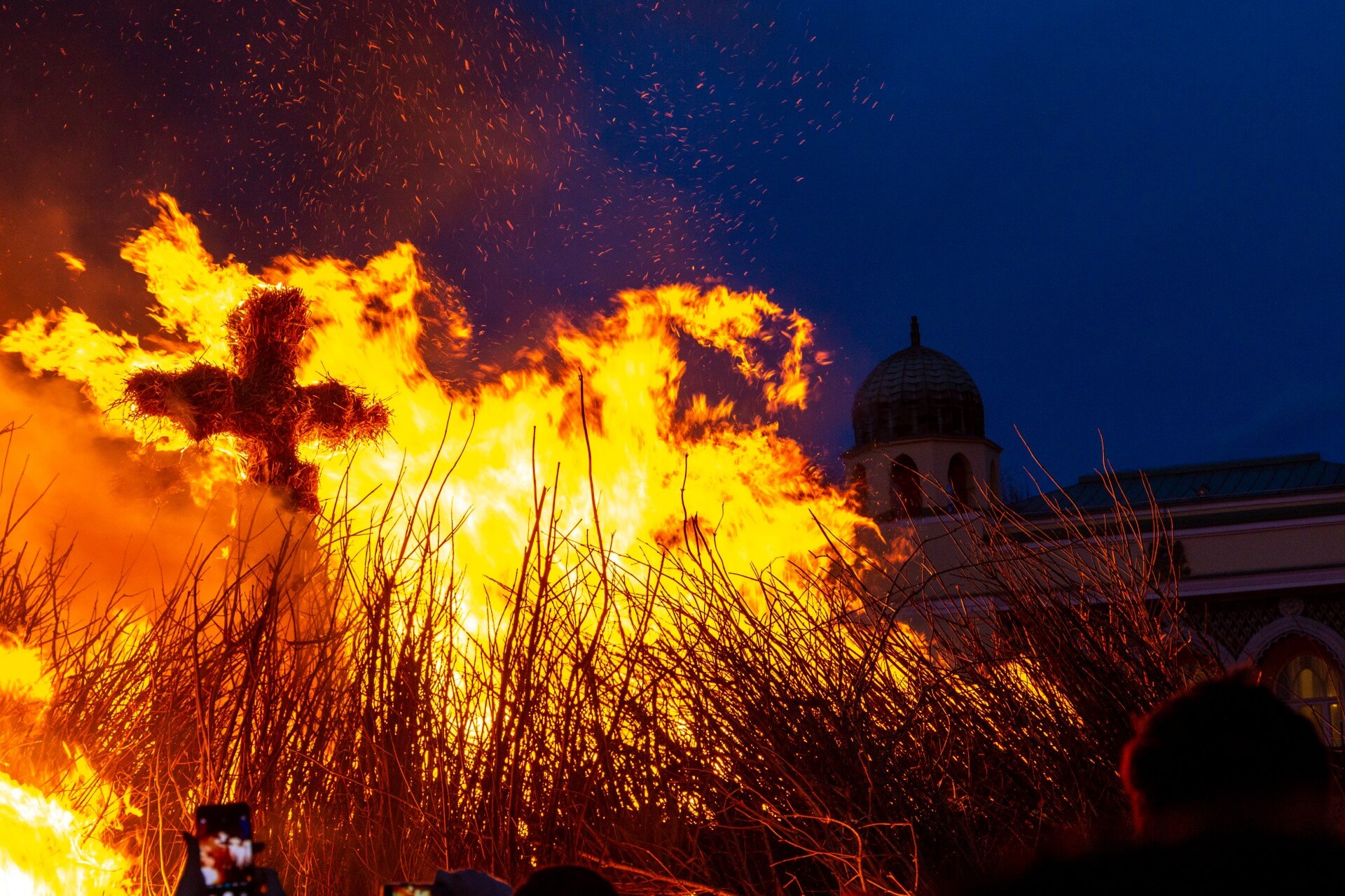 Lagerfeuer zum Busójárás in Mohács