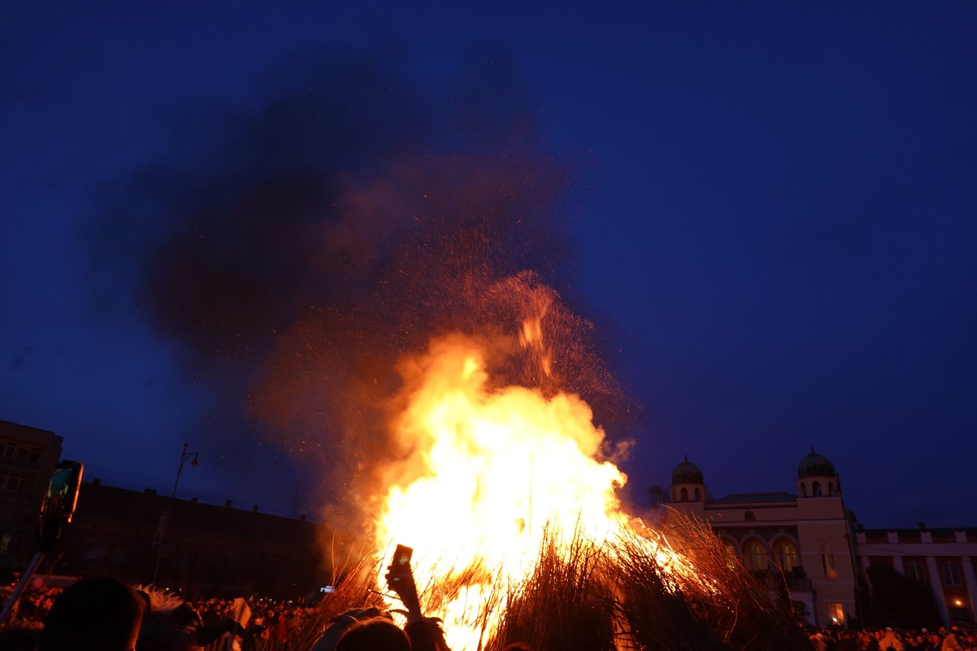 Lagerfeuer zum Busójárás in Mohács