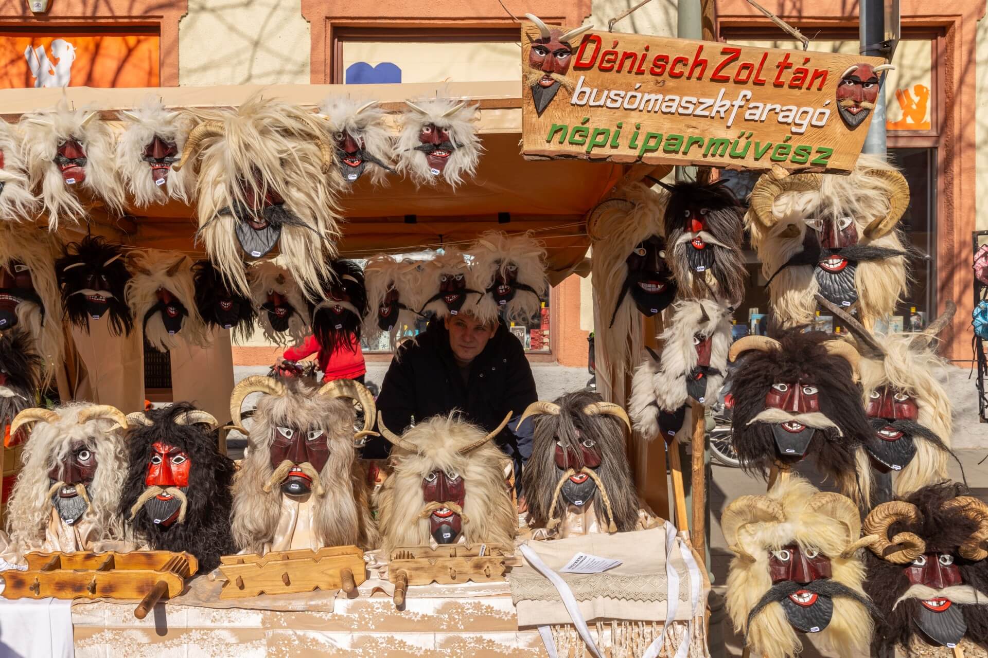 Geschnitzte Masken aus Mohács