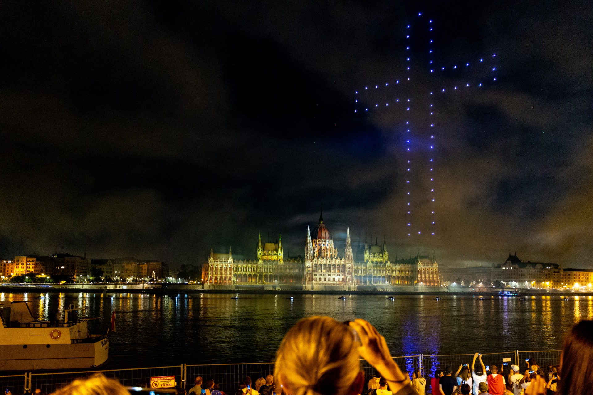 Budapest, Feuerwerk am Nationalfeiertag. Kreuz