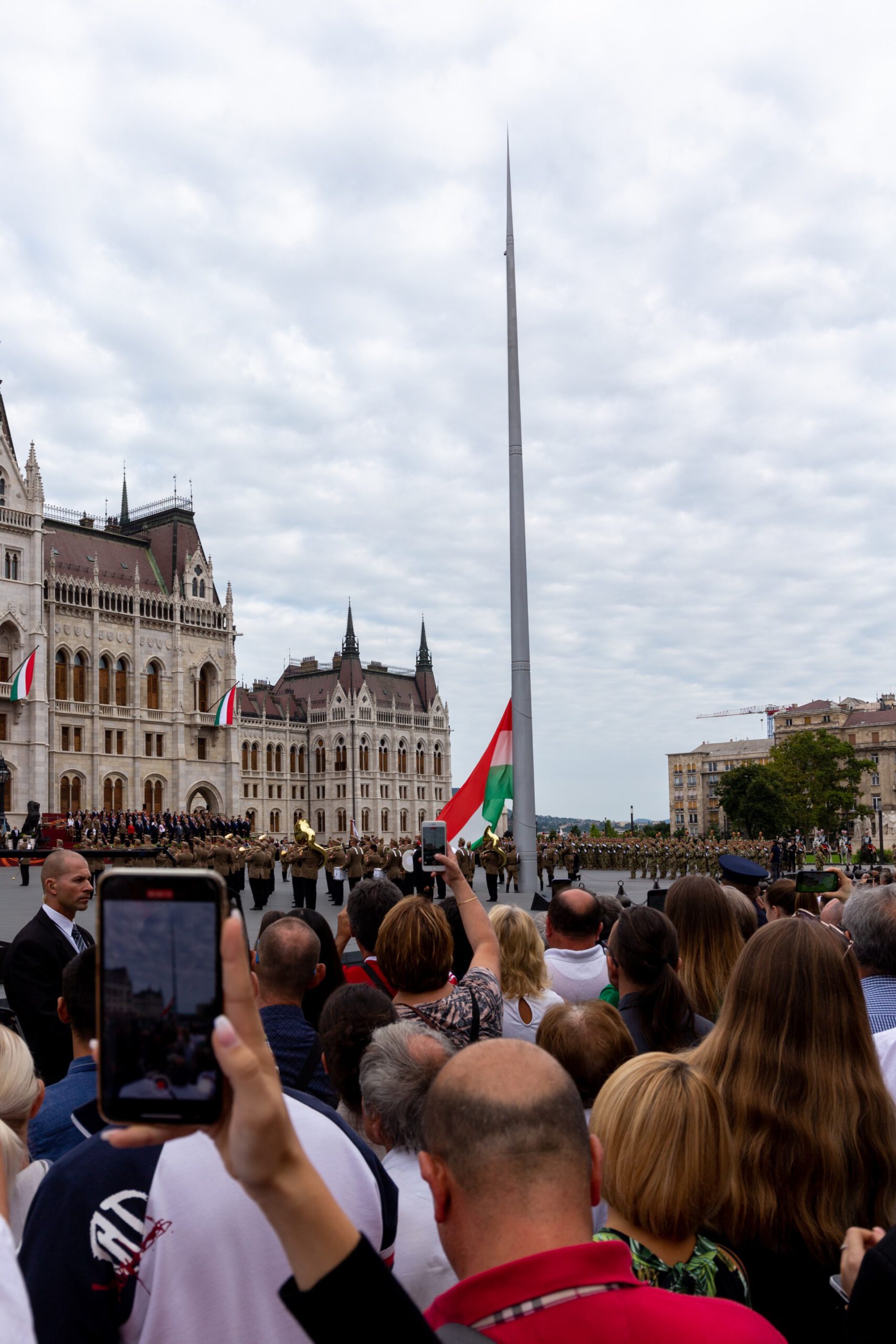 Budapest, Flagge hissen vor dem Parlament am Nationalfeiertag