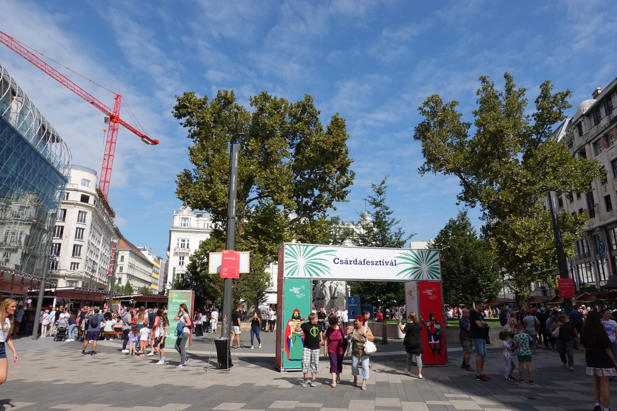 Csárda-Festival auf dem Vörösmarty tér