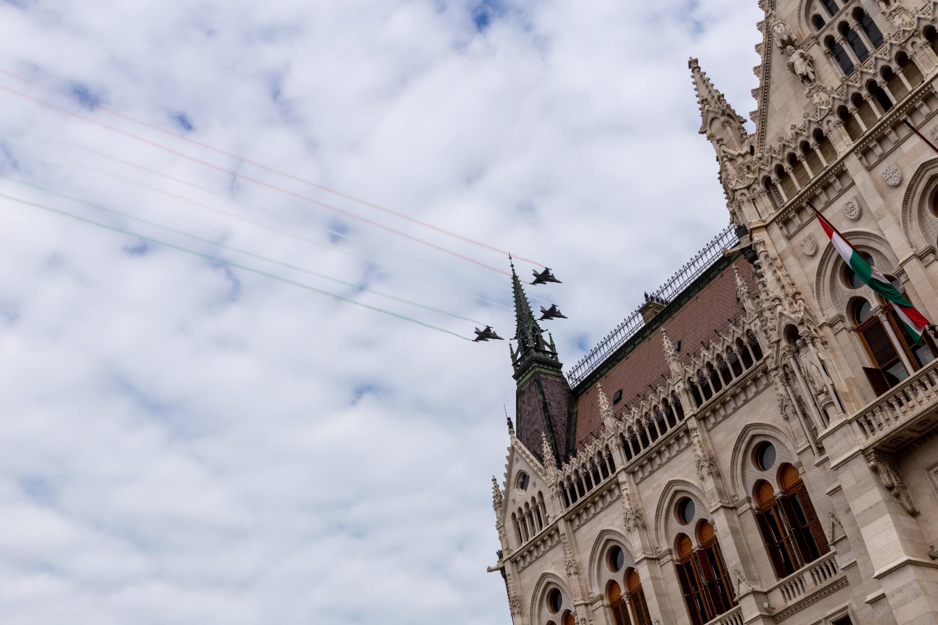 Düsenjets am Nationalfeiertag in Budapest