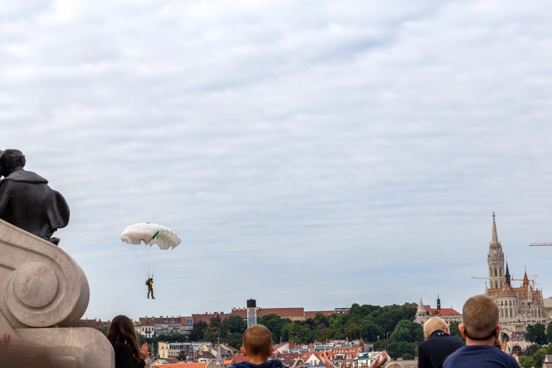 Fallschirmspringer am Nationalfeiertag in Budapest
