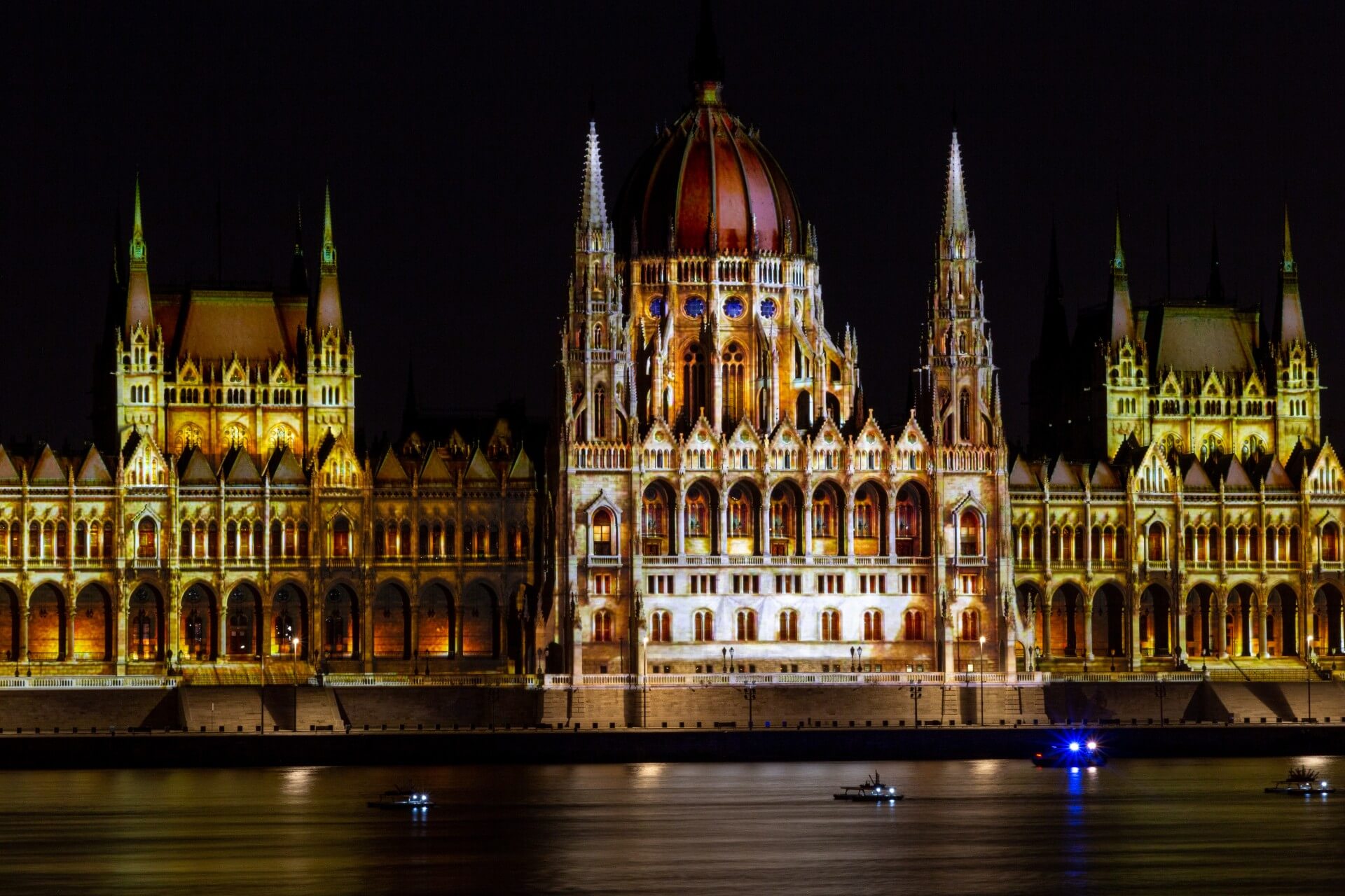 Nationalfeiertag Budapest 2021, Lichtprojektion am Parlament