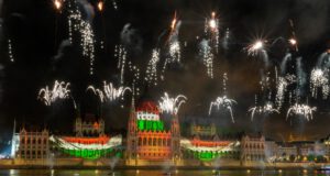Feuerwerk am Parlament Budapest zum Nationalfeiertag