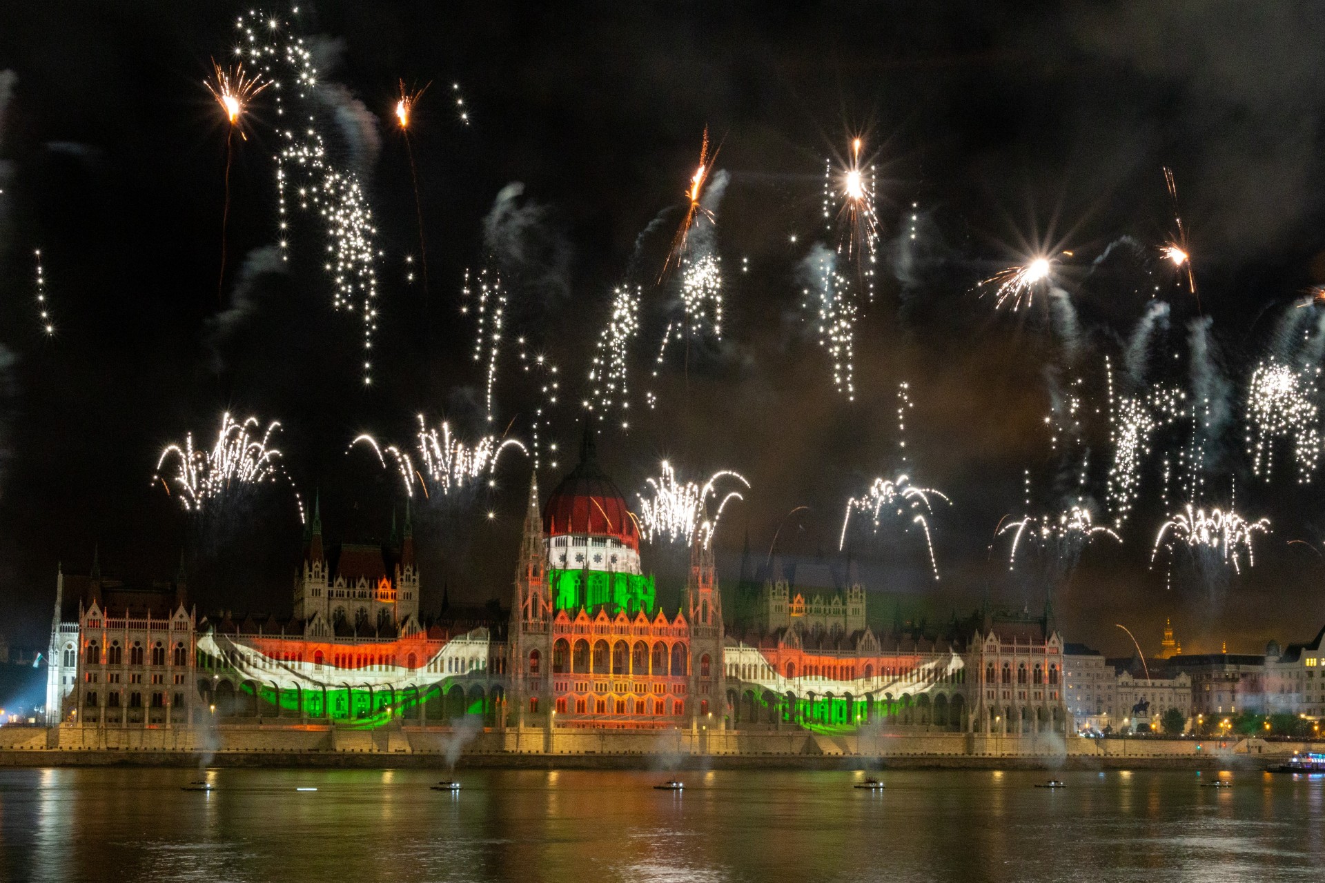 Feuerwerk am Parlament Budapest zum Nationalfeiertag