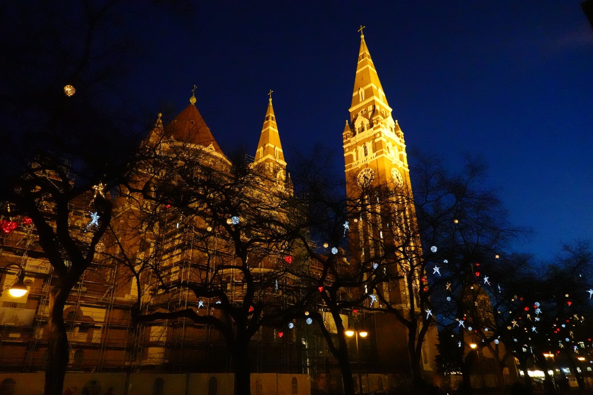 Weihnachtsmarkt_Szeged_Dom