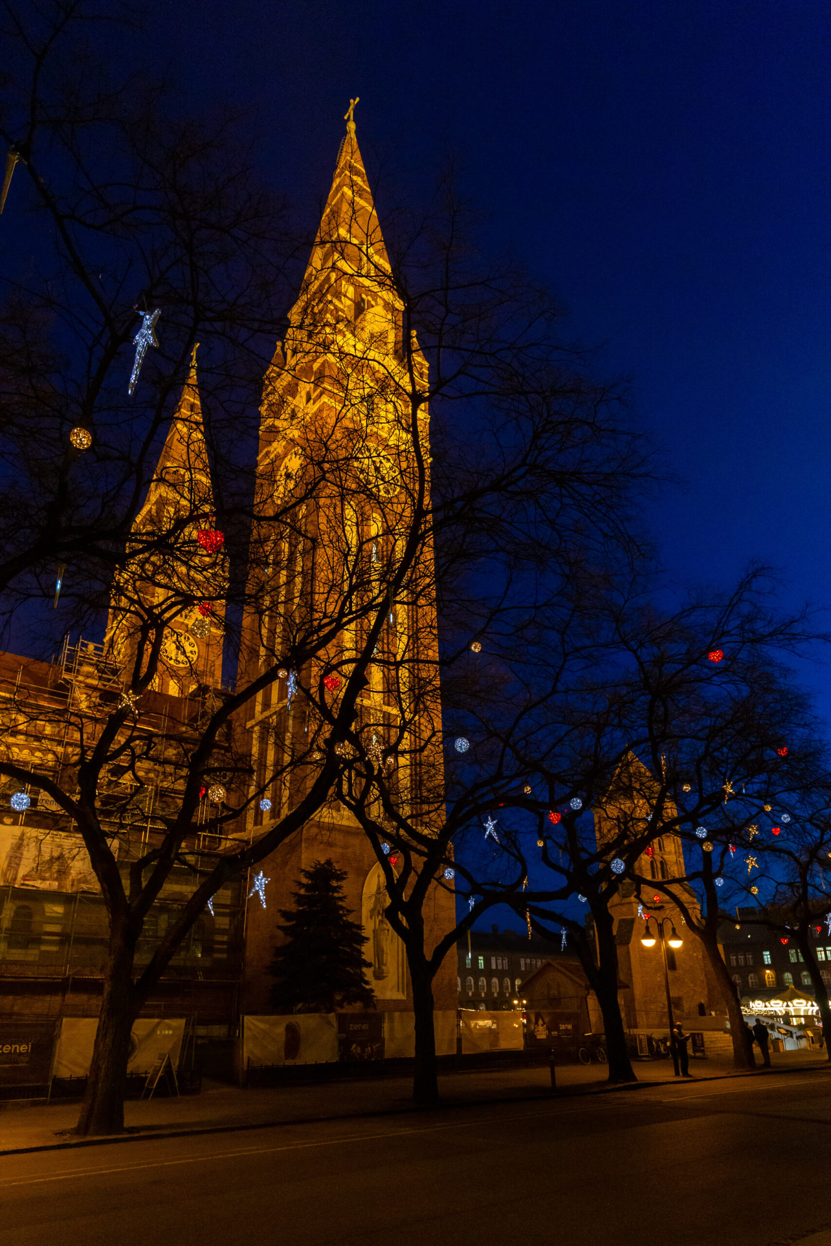 Dom Szeged mit weihnachtlicher Beleuchtung