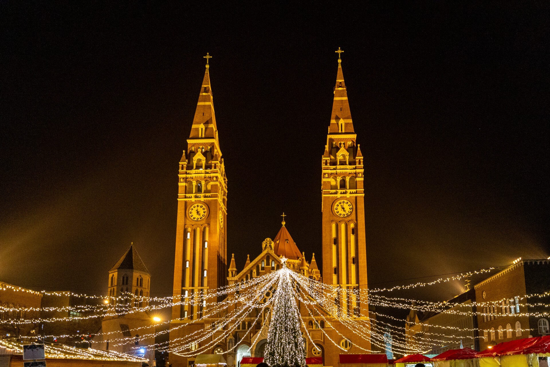 Weihnachtsmarkt_Szeged_Dom